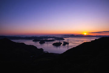 Obraz premium 大島亀老山から見た来島海峡（しまなみ海道）の海と自然を捉えた風景