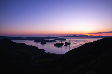 Fototapeta premium 大島亀老山から見た来島海峡大橋（しまなみ海道）
