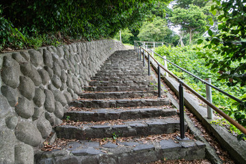 海岸沿いの遊歩道を行く