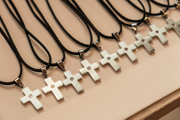 Kreuz-Anhänger für Konfirmanden auf Altar