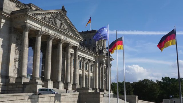 Flaggen vor dem Reichstagsgeb&auml;ude in Berlin