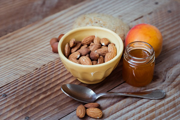 Petit déjeuner sain avec des amandes confiture pain et abricot	