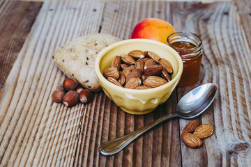 Petit déjeuner sain avec des amandes confiture pain et abricot