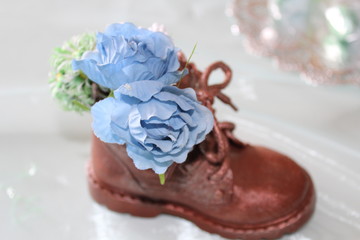 Shoe with flowers deco