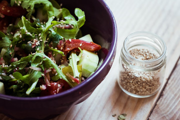 Repas sain salade composée avec tomates concombre et graines de sésame