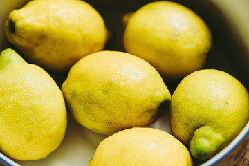 Citrons jaune dans une coupe à fruits