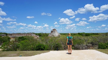 blonde Frau in Mexiko | Maya Pyramide