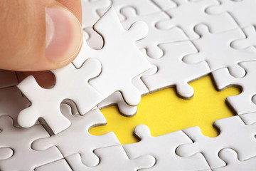 Obraz premium Hand put the last piece of puzzle to complete the mission