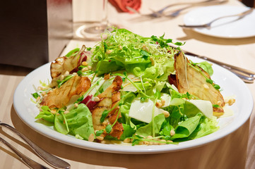 Salad with roasted pears, pine nuts and cheese