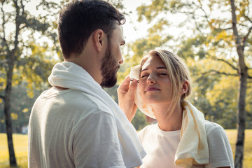 Naklejka premium Young couples are wiping sweat after exercising.