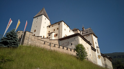 Fototapeta na wymiar Burg Mauterndorf - Austria
