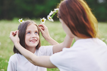 Obraz premium mother and daughter having fun in park