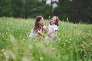 Naklejka premium happy mother and daughter in the park