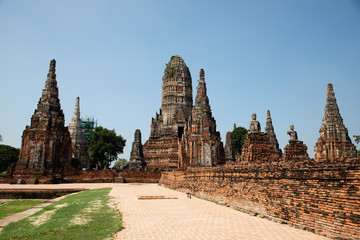 Naklejka premium Distant views of the Ayutthaya ruin temple with sunlight and green grass