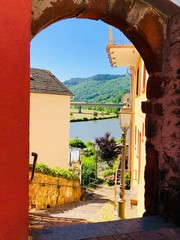 Blick durch Türbogen in Saarburg