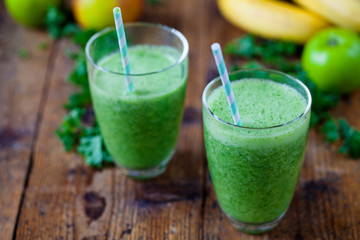 Green smoothie with kale, apples and banana