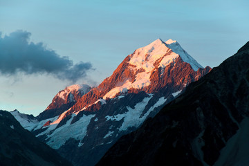 Plakat Mont Cook, the highest mountain in New Zealand, at sunset.