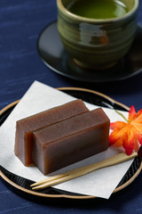 和菓子 羊羹と温かいお茶