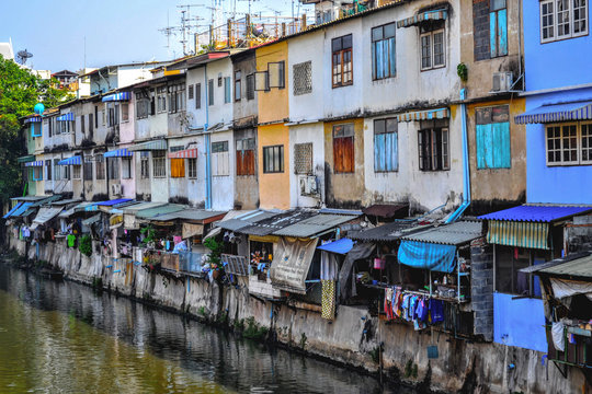 edificios caoticos coloridos al borde del rio