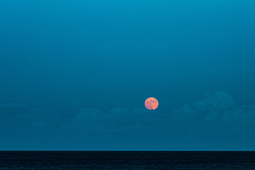 Alba lunare del 17 luglio 2019 vista dalla costa ionica di Riposto