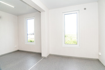 Obraz premium Light white empty office room with bright lighting