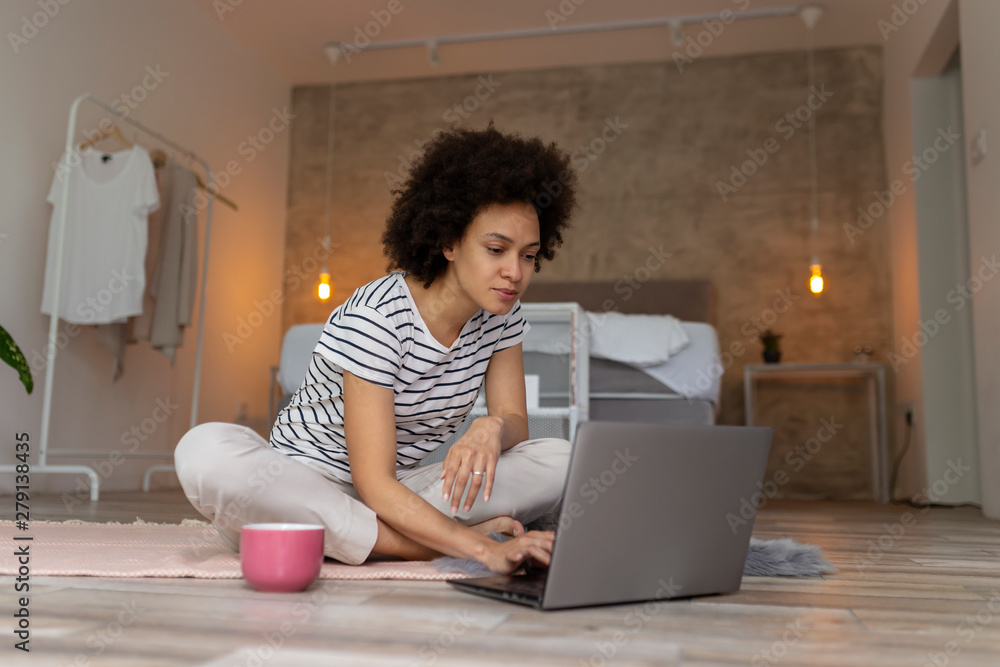 Wall mural Woman surfing the net