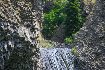 Rivière coulant entre des orgues basaltiques