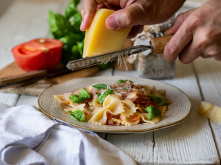 Farfalle with basil and cheese