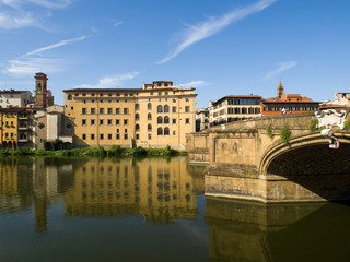 Italia, Toscana, Firenze. Il fiume Arno e il ponte Santa Trinita.