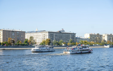 Fototapeta na wymiar Pleasure boats on the Moscow river, embankment of the Moscow river
