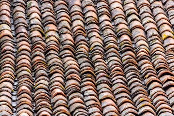 caratteristico tetto siciliano in tegole di terracotta