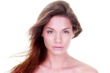 Portrait d'une jolie brune sur fond blanc