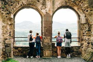 Touristes contemplant les volcans d'auvergne
