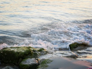 Obraz premium waves breaking on the rocks