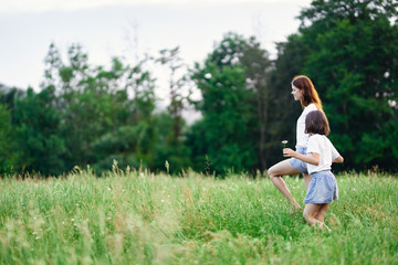Obraz premium young woman sitting on grass in the park