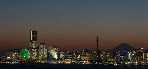 横浜港と富士山の夜景