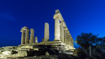 Fototapeta na wymiar Valle dei templi, Agrigento, Italy by night