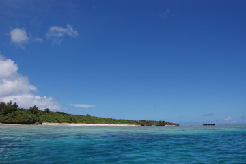 エメラルドグリーンの海と緑に覆われた島