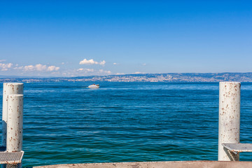 Uferlinie bei Lausanne am Lac Lemon von Évian aus gesehen