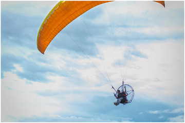 hombre volando en parapente amarillo
