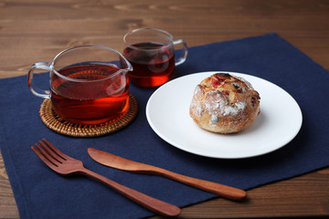 テーブルにのせたフランスのベリーチーズ パン バゲットと紅茶