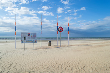 Signalétique sur plage de sable fin