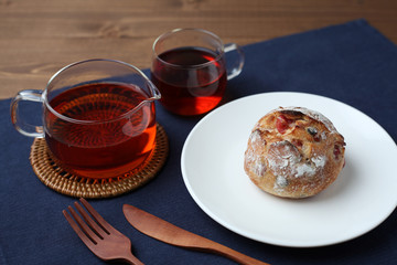 テーブルにのせたフランスのベリーチーズ パン バゲットと紅茶