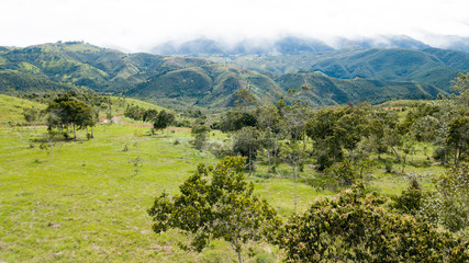 paisaje de montañas con neblina