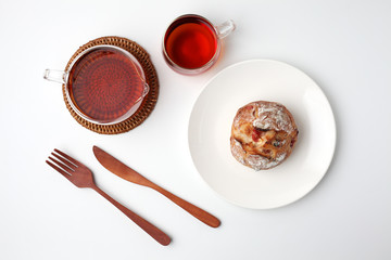 フランスのベリーチーズ パン バゲットと紅茶 白背景