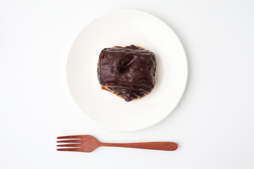 お皿にのせた パン オショコラ チョコレート クロワッサン 白背景