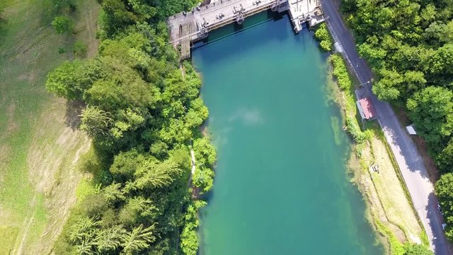 Lago di montagna con una diga. Vista aerea