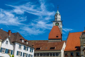 Fototapeta premium Überlingen am Bodensee Sommer Altstadt mit Blick auf den Münsterturm mit blauen Himmel