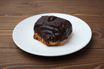 お皿にのせた パン オショコラ チョコレート クロワッサン テーブル