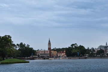 edificios sobre laguna artificial
